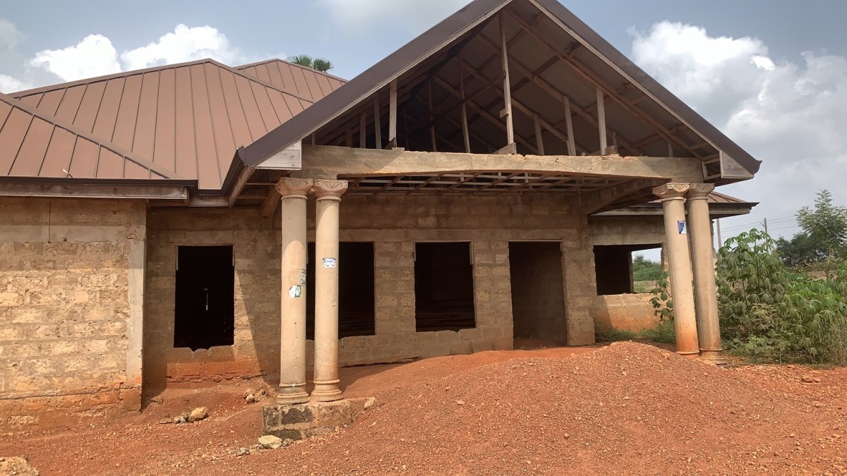 Uncompleted 6-Bedroom House with Extra 1 Plot at Dumasua Police Barrier, Fiapre