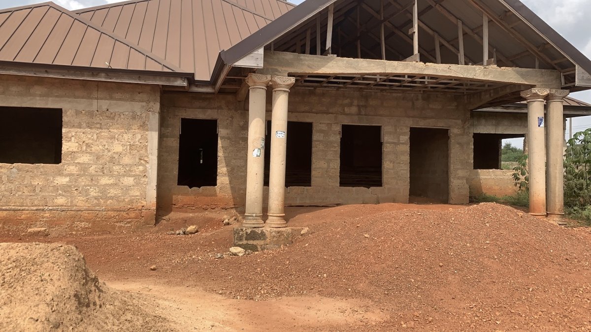 Uncompleted 6-Bedroom House with Extra 1 Plot at Dumasua Police Barrier, Fiapre