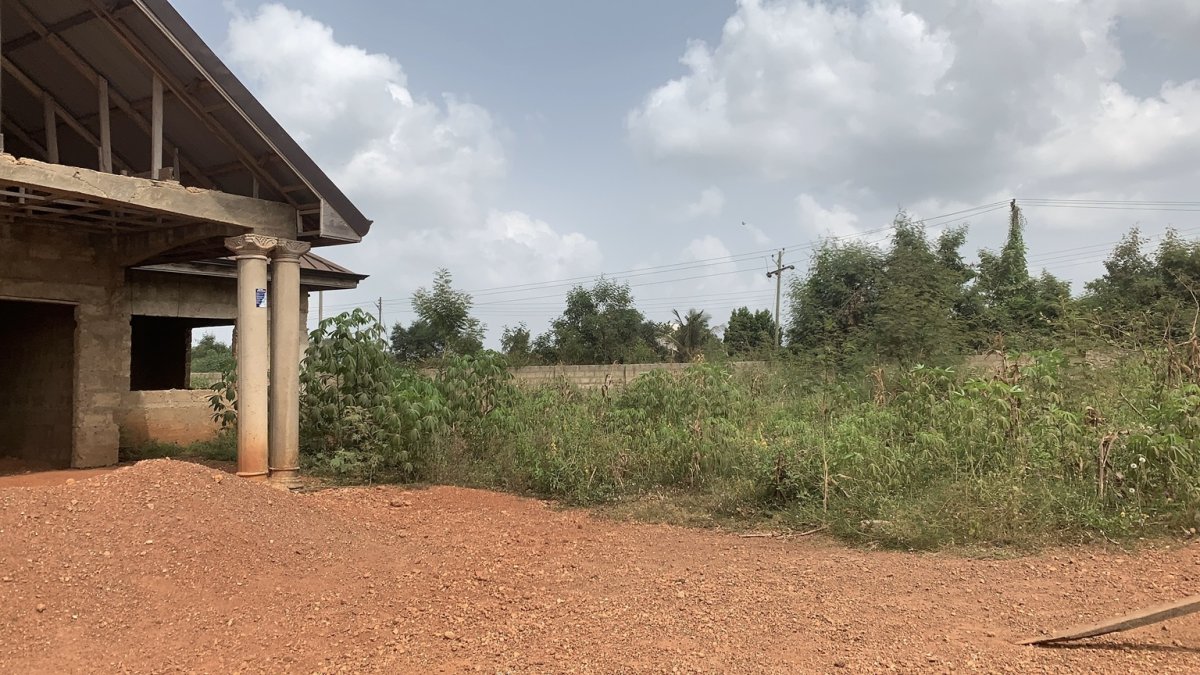 Uncompleted 6-Bedroom House with Extra 1 Plot at Dumasua Police Barrier, Fiapre